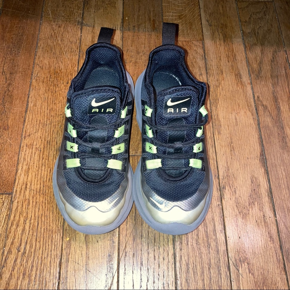 Nike Kids Air Max Axis size 11C